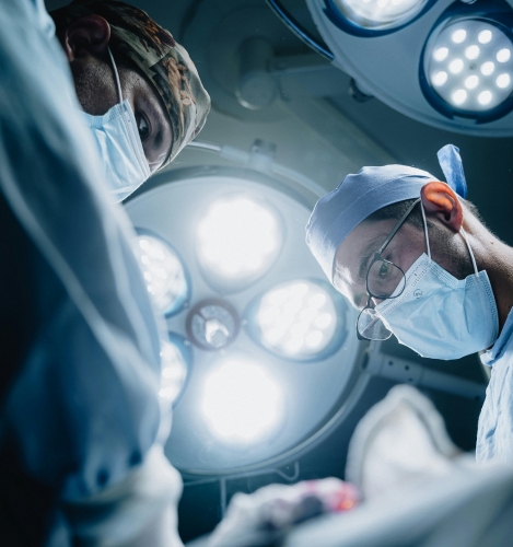Operationsteam im Spital unter der OP-Leuchte