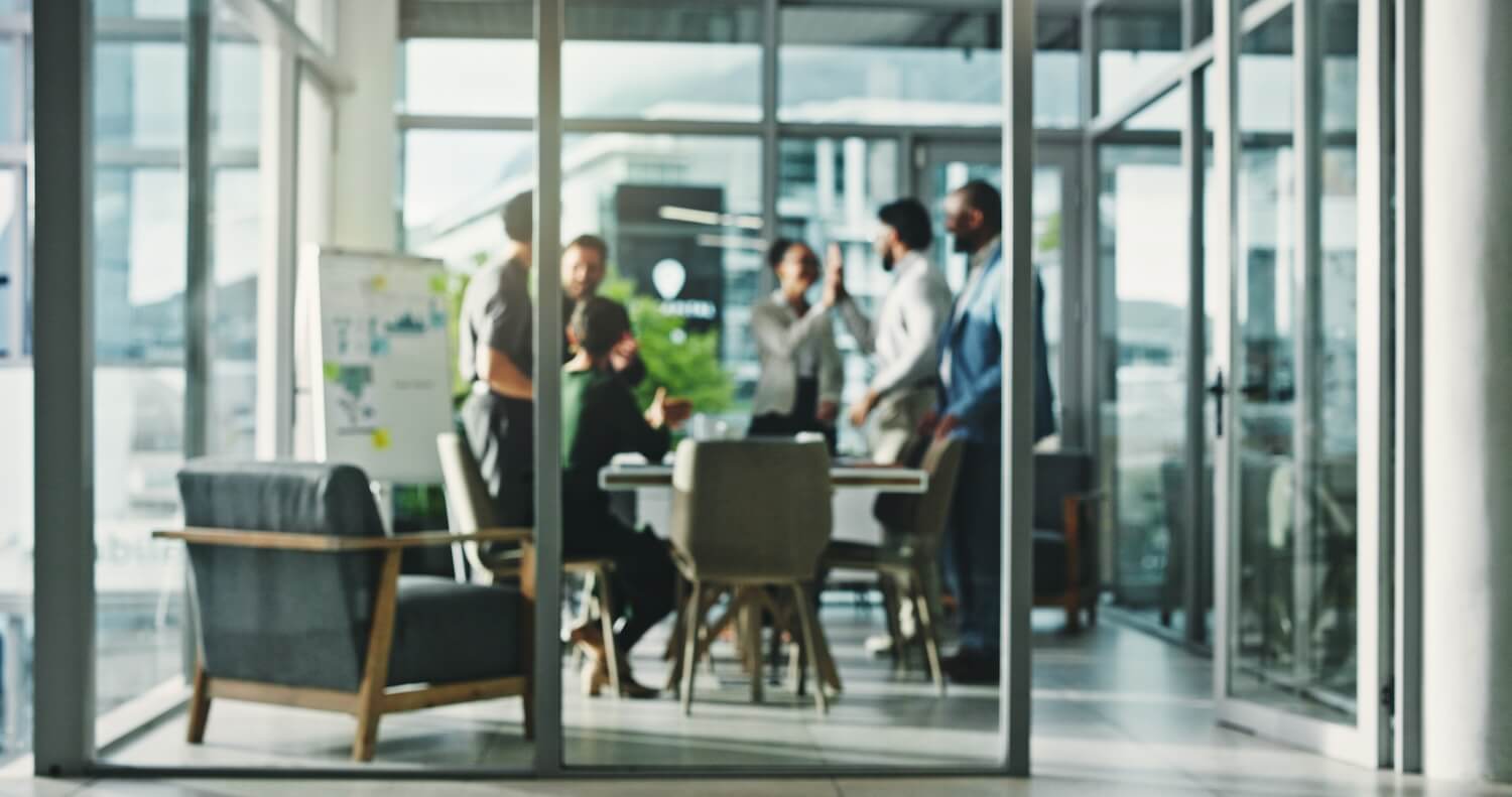 Business-Meeting in modernem Büro