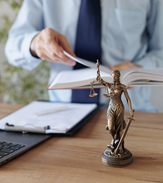 Justitia-Figur mit Waage und Richterhammer symbolisiert Betriebsrechtsschutz
