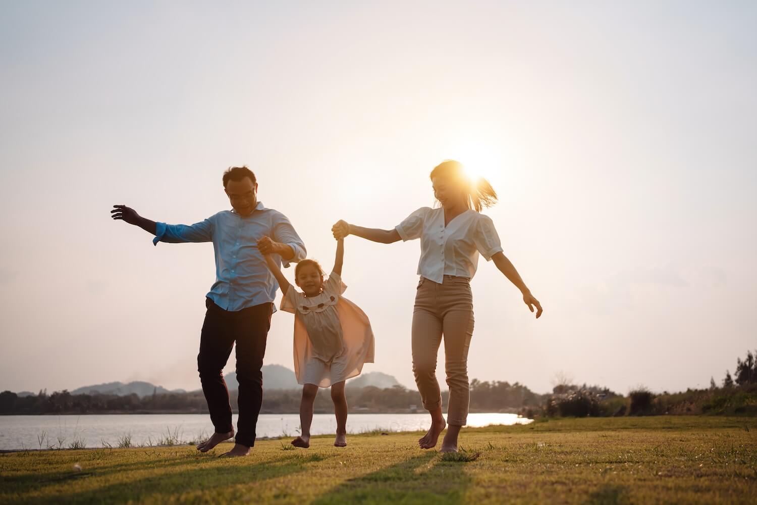 Familie am See bei Sonnenuntergang